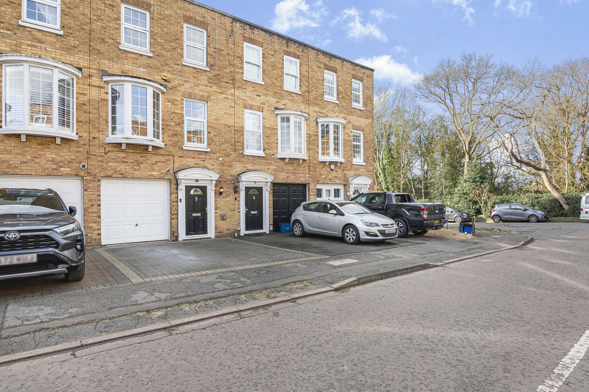 Hawthorns, Woodford Green, IG8