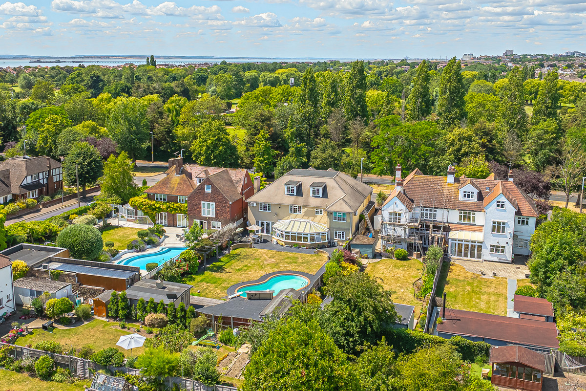 thorpe-hall-avenue-southend-on-sea-ss1