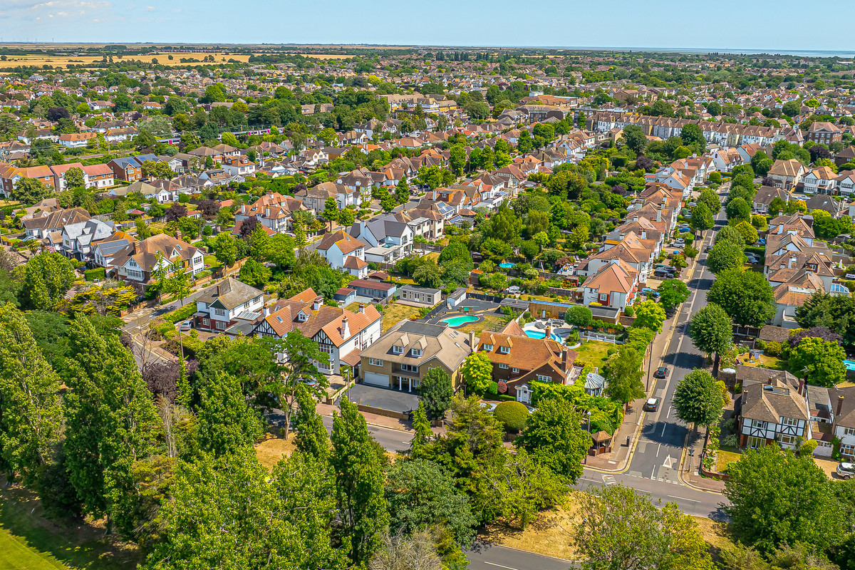 thorpe-hall-avenue-southend-on-sea-ss1