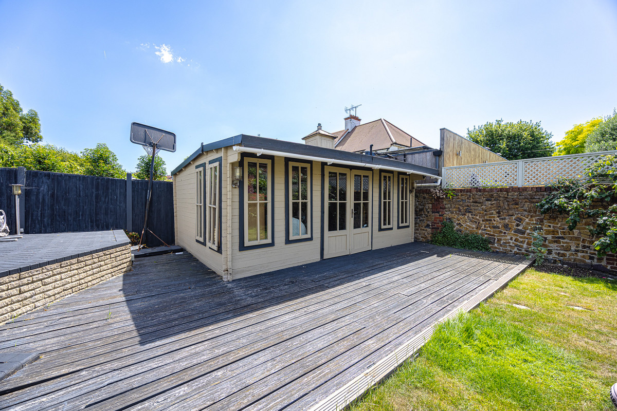 thorpe-hall-avenue-southend-on-sea-ss1