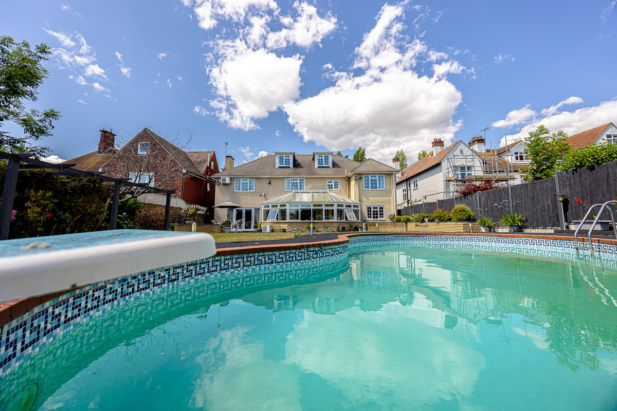 thorpe-hall-avenue-southend-on-sea-ss1