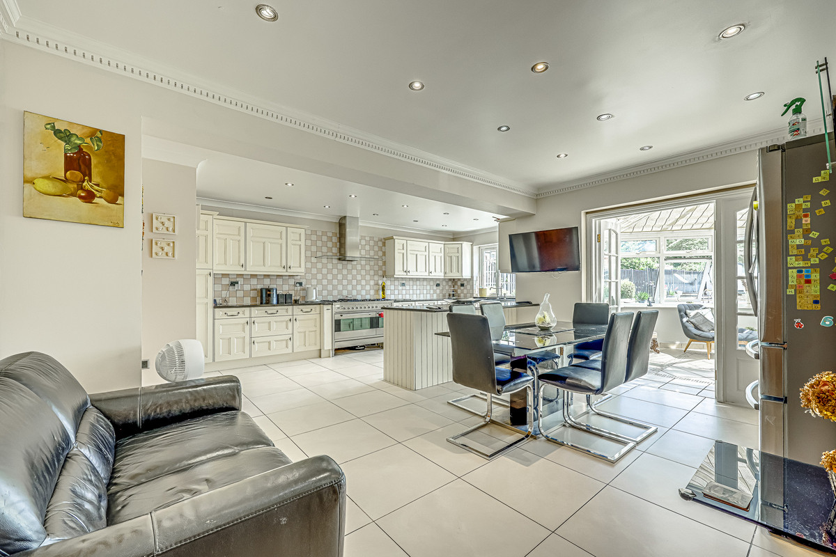 thorpe-hall-avenue-southend-on-sea-ss1