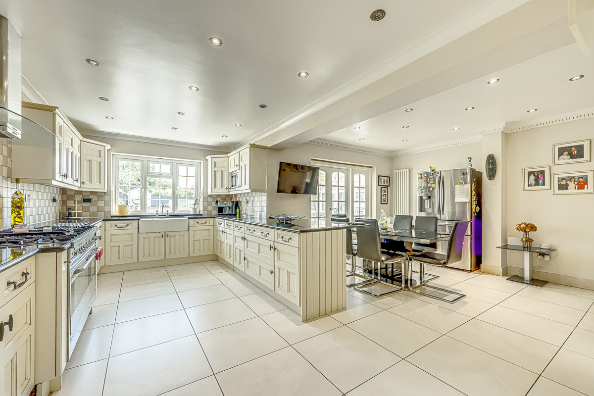 thorpe-hall-avenue-southend-on-sea-ss1