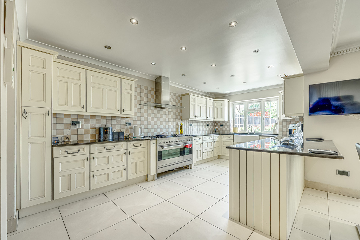 thorpe-hall-avenue-southend-on-sea-ss1